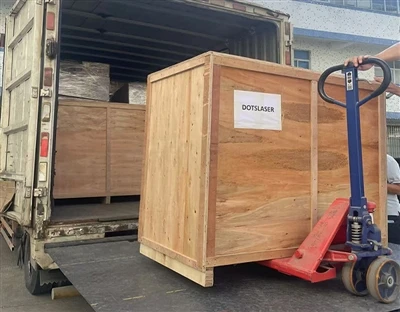 Une grande machine de soudage laser était prête
